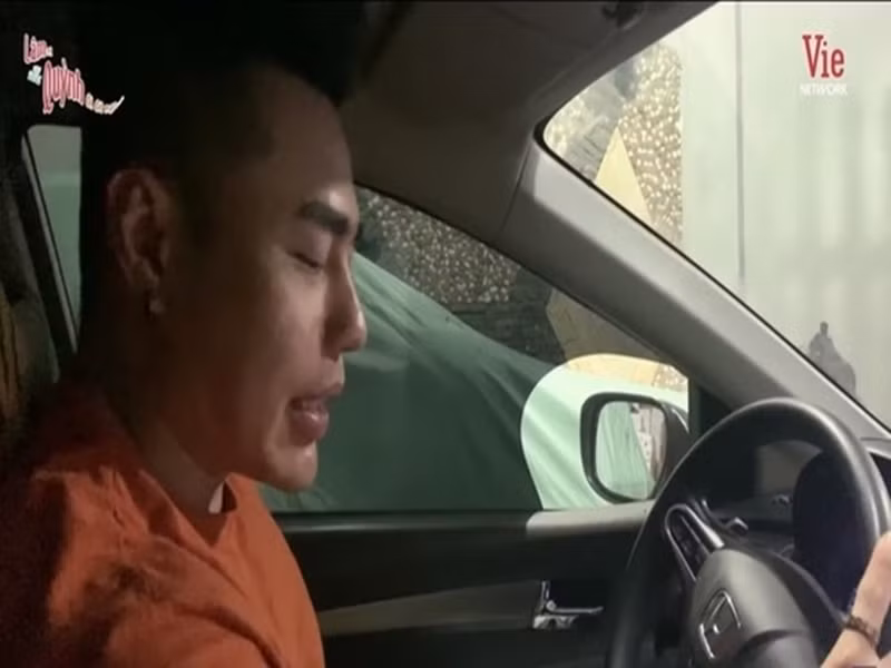 Năm 2021, sau chia sẻ thi trượt bằng lái ô tô lần thứ 14, Lê Dương Bảo Lâm bị cộng đồng mạng soi từng lái xe đưa vợ đi đẻ vào ngày 9/9/2020. Một số ý kiến đặt nghi vấn nam diễn viên lái ô tô trước khi có bằng. Đối mặt với nghi vấn này, ông bố 3 con không có bất kỳ phản hồi nào. Ảnh: Znews.