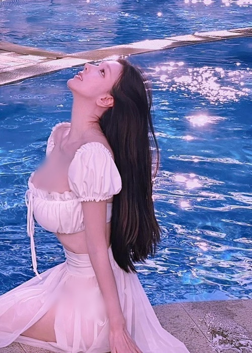 Cô nàng chuộng váy áo trễ nải khoe vòng một.