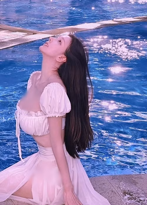 Cô nàng chuộng váy áo trễ nải khoe vòng một.