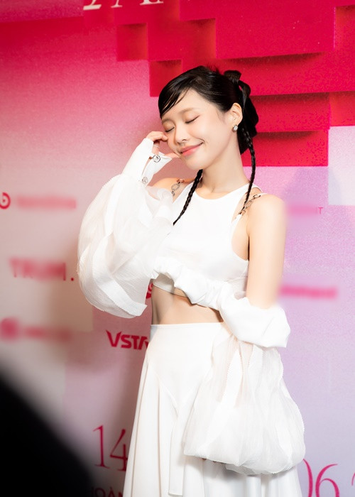 Han Sara luôn được xếp vào top những mỹ nhân sở hữu vòng eo nhỏ nhất showbiz Việt. Năm 2020, nữ ca sĩ khoe vòng eo từ 53 cm xuống còn 50,5 cm.