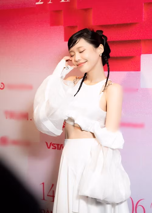 Han Sara luôn được xếp vào top những mỹ nhân sở hữu vòng eo nhỏ nhất showbiz Việt. Năm 2020, nữ ca sĩ khoe vòng eo từ 53 cm xuống còn 50,5 cm.