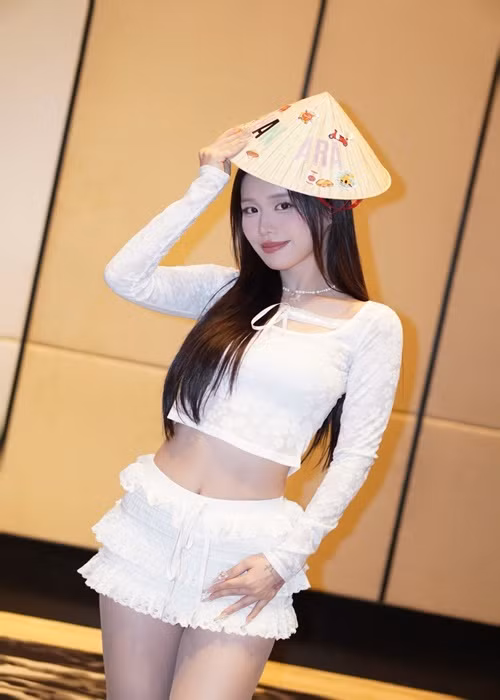 Vòng eo của Han Sara từng gây tranh cãi. Một số cư dân mạng cho rằng cô trông gầy, thiếu sức sống. Phía Hara Sara chia sẻ trên Znews: "Mọi người yên tâm, Sara không gầy đâu. Số đo cơ thể của mình hoàn toàn phù hợp với tiêu chuẩn, quan trọng nữa là mình rất khỏe mạnh và tự tin với vóc dáng bây giờ".