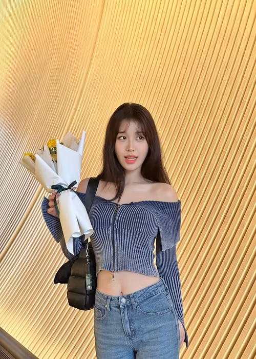 Giọng ca sinh năm 2000 từng được một công ty giải trí Hàn Quốc ngỏ lời mời cộng tác khi còn nhỏ. Tuy nhiên, Han Sara từ chối vì chưa xác định trở thành ca sĩ.