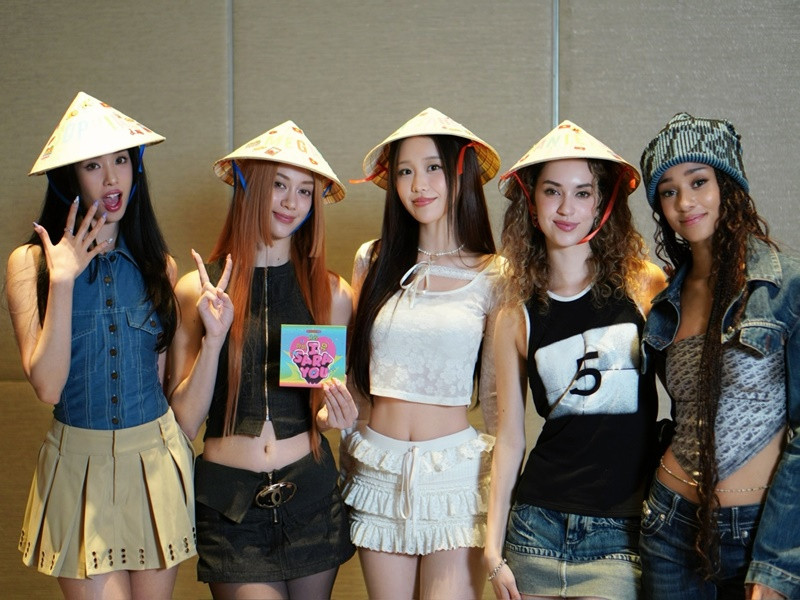 Han Sara rất chăm mặc hở eo từ sân khấu đến đời thường.