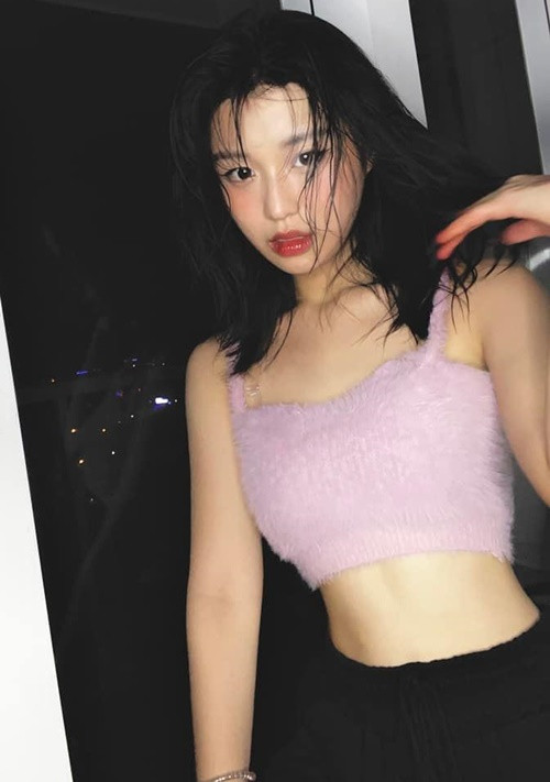 Nữ ca sĩ khoe vòng eo rắn nước với áo croptop.