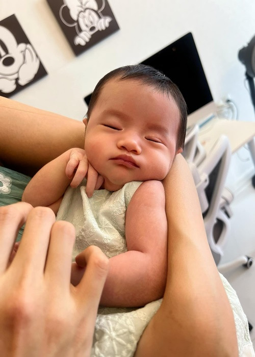 Con gái Võ Hoàng Yến rất đáng yêu, có gương mặt giống bố, đôi tay và chân lại dài giống mẹ.