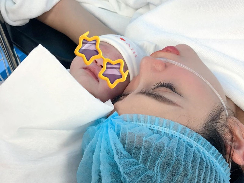 Khi lâm bồn, Võ Hoàng Yến vỡ òa trong hạnh phúc. "Nubi của mẹ vừa cất tiếng khóc là mẹ cũng khóc nấc theo như 1 đứa trẻ, nhưng ba thì tưởng mẹ bị đau, thương lắm", chân dài tâm sự.