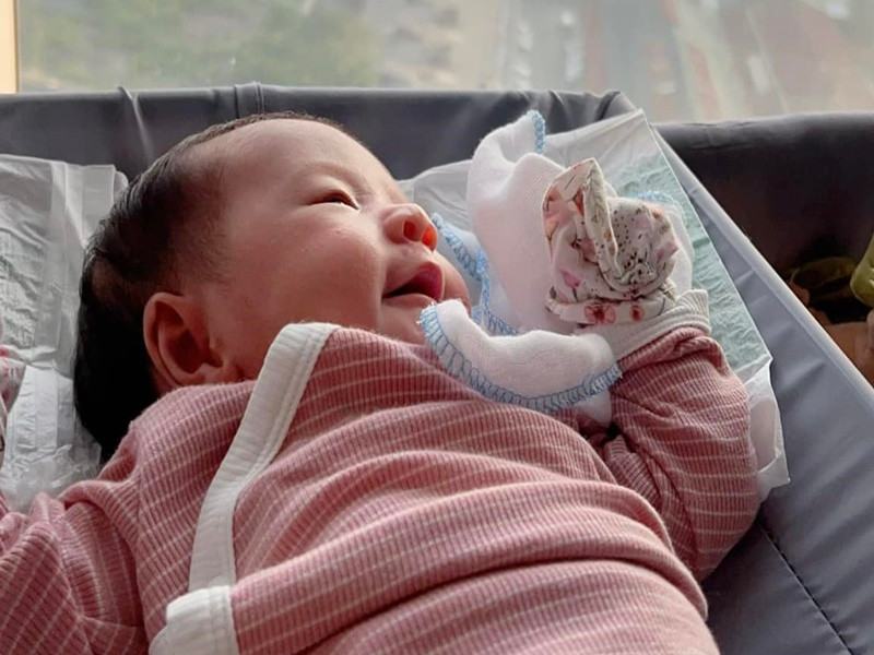 "Điện thoại mình giờ đây không còn hình mình nữa, toàn hình sống ảo cho con", chân dài viết trên trang cá nhân.