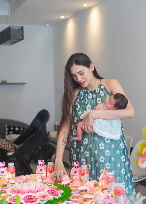 Võ Hoàng Yến diện váy suông trong tiệc mừng.