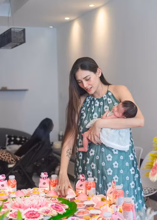 Võ Hoàng Yến diện váy suông trong tiệc mừng.