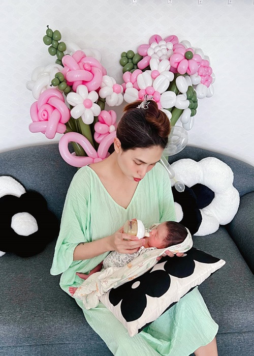 Võ Hoàng Yến thú nhận, lúc mới ẵm con gái, cô thực sự không biết phải ẵm như thế nào. "Mẹ cố gắng học hỏi từng ngày, học cách làm mẹ, học cách hiểu con, hiểu tiếng khóc của con", nữ người mẫu trải lòng.