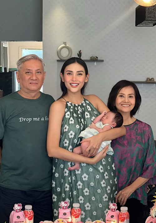 Nữ người mẫu mừng con gái tròn 1 tháng tuổi bên bố mẹ.