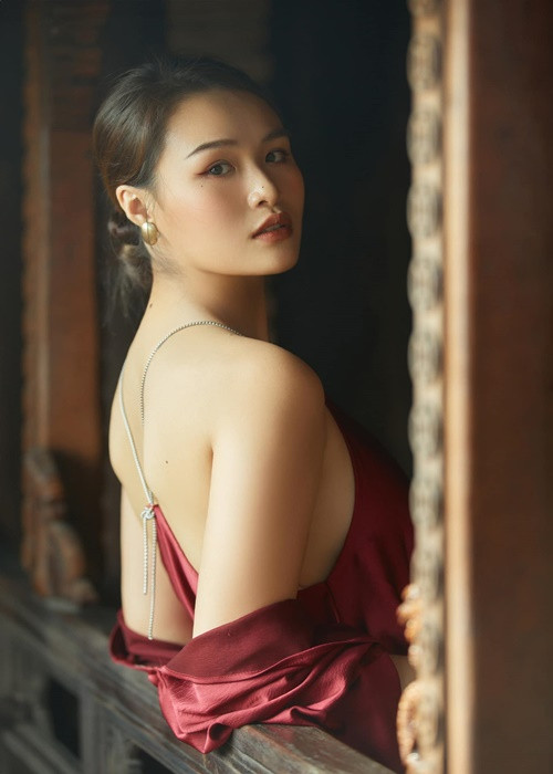 Khánh Trinh chuộng váy áo bó sát, cắt xẻ. Ảnh: FB Khánh Trinh.