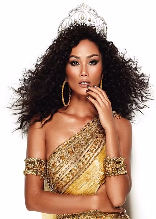 Ở cuộc thi Hoa hậu Hoàn vũ Việt Nam 2017, H'hen Niê đi mượn từ những thứ đơn giản nhất như vali, giày dép. Ảnh: FB H'hen Niê.