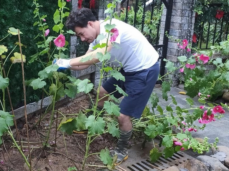 Nam diễn viên hài thích chăm sóc cây cối tại biệt thự nhà vườn của riêng mình.