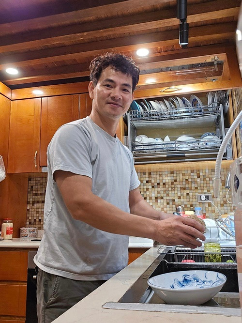 Xuân Bắc không ngại rửa bát, nấu ăn tại nhà.