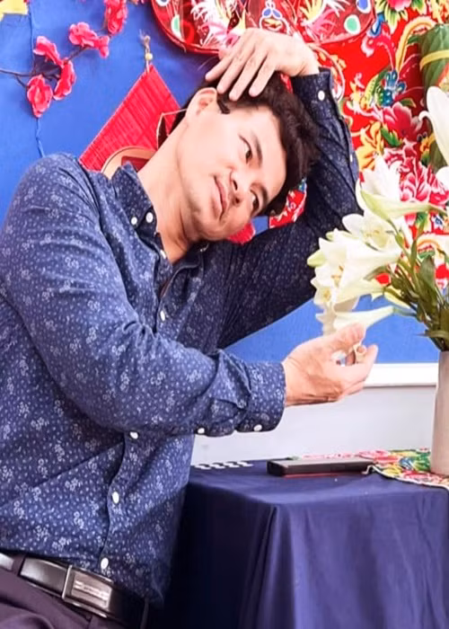 Nam diễn viên hài biểu cảm hài hước khi tạo dáng bên hoa huệ.