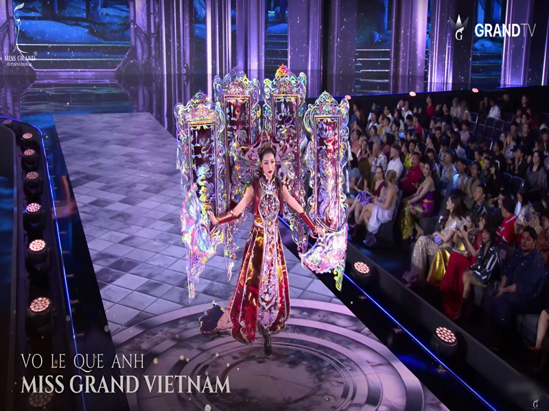 Tối ngày 20/10, phần thi Trang phục dân tộc (National Costume) thuộc khuôn khổ Miss Grand International 2024 diễn ra tại Thái Lan. Đại diện Việt Nam - Hoa hậu Quế Anh mang đến bộ trang phục “Khảm xà cừ" của NTK Nguyễn Ngọc Tứ. Ảnh: Sen Vàng.