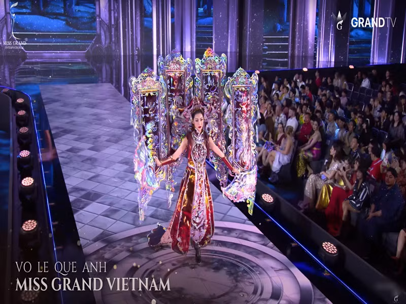 Tối ngày 20/10, phần thi Trang phục dân tộc (National Costume) thuộc khuôn khổ Miss Grand International 2024 diễn ra tại Thái Lan. Đại diện Việt Nam - Hoa hậu Quế Anh mang đến bộ trang phục “Khảm xà cừ" của NTK Nguyễn Ngọc Tứ. Ảnh: Sen Vàng.