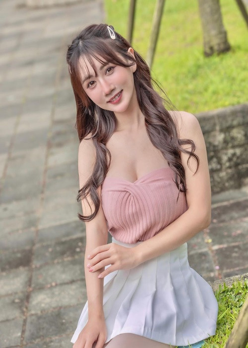 Vào tháng 1/2024, cô nàng tung MV thứ hai. Sản phẩm âm nhạc cán mốc 4.000 lượt xem trên Youtube.