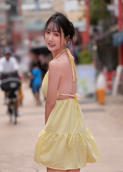 Hot girl xinh đẹp diện váy yếm xẻ ngực sâu tôn lợi thế vòng một, lưng trần gợi cảm khi xuống phố.