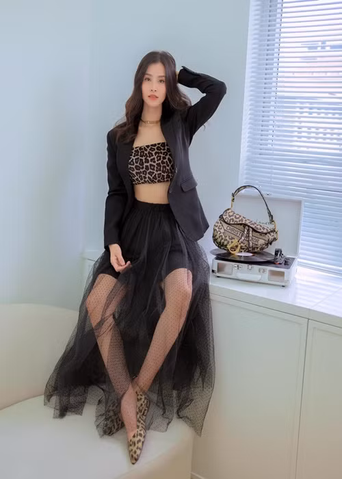 Nữ ca sĩ tự tậu cho mình chiếc xe Audi A7 trị giá 3,5 tỷ đồng. Đây là chiếc xe Audi A7 duy nhất có mặt tại Việt Nam thời điểm đó. Ảnh: FB Đông Nhi.