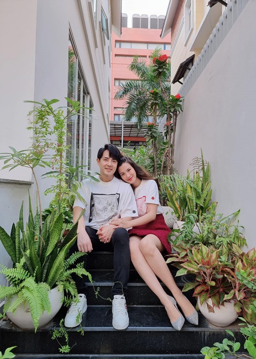 Gắn bó với Ông Cao Thắng, Đông Nhi cùng nửa kia quản lý một công ty giải trí đỡ đầu cho nhiều ca sĩ trẻ. Ảnh: FB Đông Nhi.