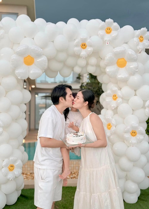 Đông Nhi - Ông Cao Thắng dành cho nhau nhiều cử chỉ tình tứ dù gắn bó lâu năm. Ảnh: FB Đông Nhi.