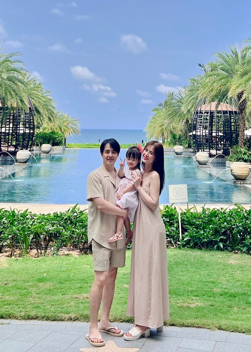 Ngoài sự nghiệp thành công, Đông Nhi còn có tổ ấm hạnh phúc. Nữ ca sĩ kết hôn năm 2019, luôn được chồng chiều chuộng. Ảnh: FB Đông Nhi.