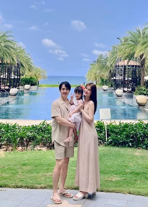 Ngoài sự nghiệp thành công, Đông Nhi còn có tổ ấm hạnh phúc. Nữ ca sĩ kết hôn năm 2019, luôn được chồng chiều chuộng. Ảnh: FB Đông Nhi.