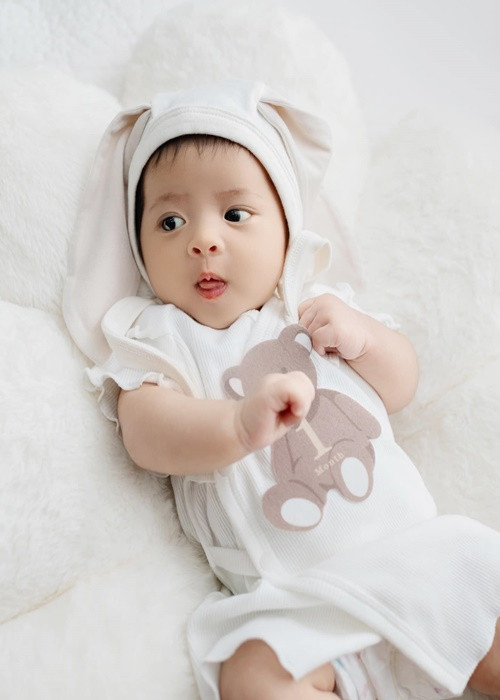 Con gái thứ hai của Đông Nhi rất đáng yêu. Ảnh: FB Ông Cao Thắng.