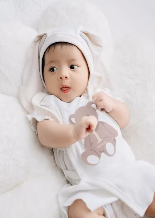 Con gái thứ hai của Đông Nhi rất đáng yêu. Ảnh: FB Ông Cao Thắng.