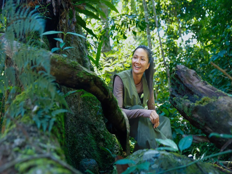 H’hen Niê tích cực tham gia hoạt động từ thiện, cộng đồng. Tháng 9/2024, cô ủng hộ 100 triệu đồng cho bà con vùng lũ. Ảnh: FB H’hen Niê.