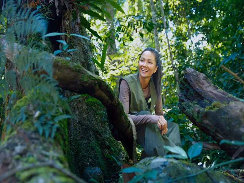 H’hen Niê tích cực tham gia hoạt động từ thiện, cộng đồng. Tháng 9/2024, cô ủng hộ 100 triệu đồng cho bà con vùng lũ. Ảnh: FB H’hen Niê.