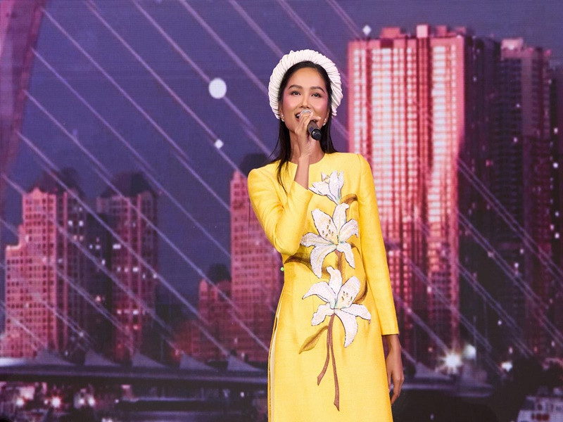 Top 5 Miss Universe 2018 thử sức ở nhiều vai trò như dẫn chương trình, làm Vlog, đóng phim, ca hát. Ảnh: FB H’hen Niê.
