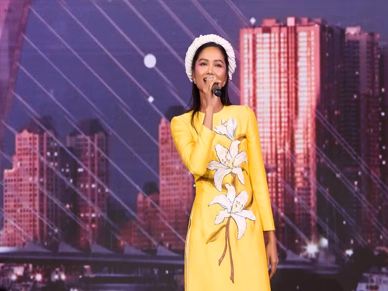 Top 5 Miss Universe 2018 thử sức ở nhiều vai trò như dẫn chương trình, làm Vlog, đóng phim, ca hát. Ảnh: FB H’hen Niê.