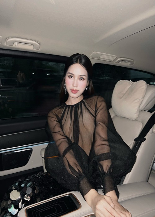 Từ khi lấn sân kinh doanh, nàng hậu thay đổi phong cách thời trang. Đỗ Thị Hà chuộng trang phục thanh lịch, sang trọng. Ảnh: FB Đỗ Thị Hà.