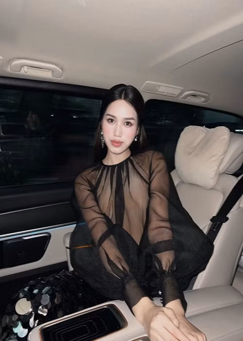 Từ khi lấn sân kinh doanh, nàng hậu thay đổi phong cách thời trang. Đỗ Thị Hà chuộng trang phục thanh lịch, sang trọng. Ảnh: FB Đỗ Thị Hà.