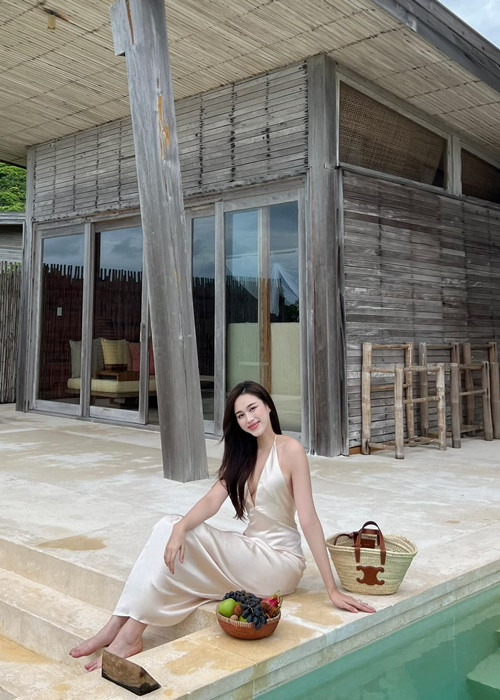 Nàng hậu sử dụng nhiều phụ kiện hàng hiệu. Ảnh: FB Đỗ Thị Hà.