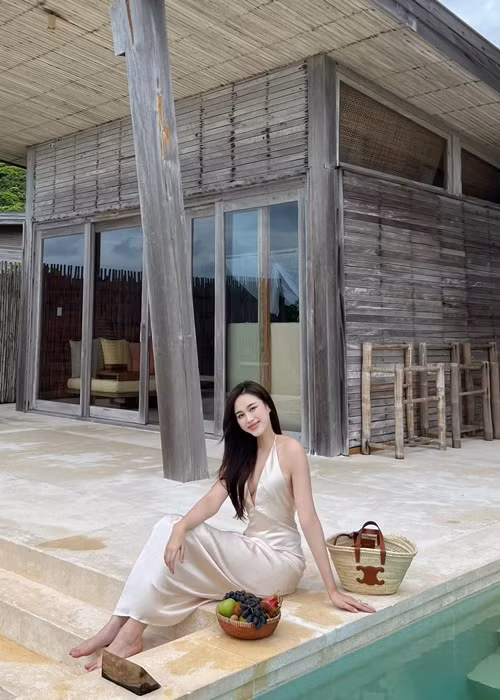 Nàng hậu sử dụng nhiều phụ kiện hàng hiệu. Ảnh: FB Đỗ Thị Hà.