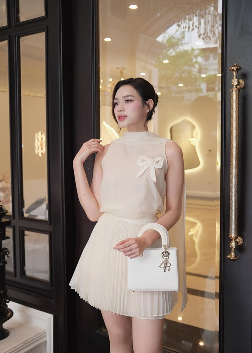 Từ năm 2023 đến nay, Đỗ Thị Hà làm CEO, Co-founder kiêm đại sứ thương hiệu cho thẩm mỹ viện quốc tế. Ảnh: FB Đỗ Thị Hà.