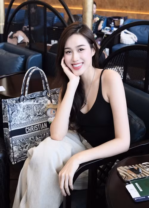 Ở đời thường, Đỗ Thị Hà vẫn chọn phong cách gợi cảm, trẻ trung. Ảnh: FB Đỗ Thị Hà.