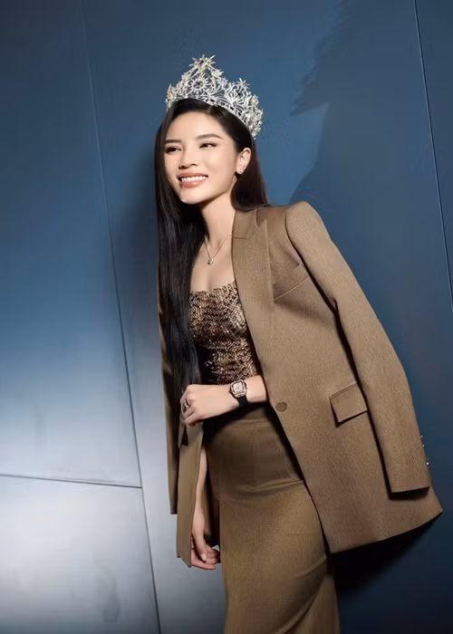 Kỳ Duyên chia sẻ trên Vietnamnet, cô sẽ sử dụng tiếng Việt trong các phần thi quan trọng, nhờ thông dịch viên hỗ trợ. Kỳ Duyên tin rằng việc sử dụng tiếng Anh có thể làm giảm sự tự tin và tập trung. Tuy nhiên, nàng hậu khẳng định khả năng giao tiếp tiếng Anh của mình vẫn đủ để kết nối bạn bè quốc tế. Ảnh: FB Kỳ Duyên.