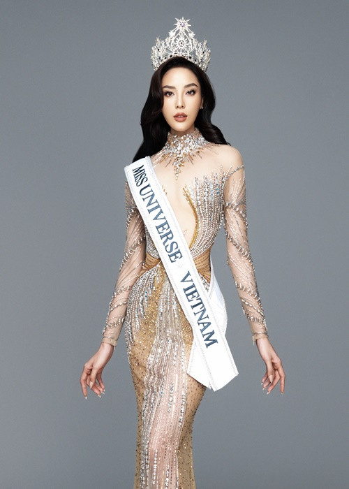 Mới đây, cư dân mạng truyền tay nhau ảnh chụp thư mời Hoa hậu Kỳ Duyên tham gia Miss Universe vào ngày 27/8/2024 trong khi thực tế cô đăng quang vào ngày 14/9. Một số cư dân mạng hoài nghi về chiến thắng Miss Universe Vietnam 2023 của Kỳ Duyên. Ảnh: FB Miss Universe Vietnam.