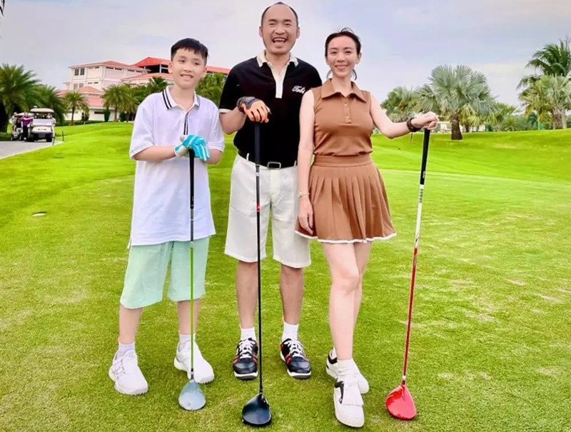 Cặp đôi thường đưa con đi du lịch, đánh golf. Ảnh: Vietnamnet.