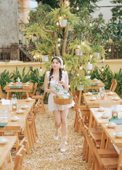 Chân dài gốc Trà Vinh tập trung kinh doanh trong 8 tháng qua. Ảnh: FB Ngọc Trinh.