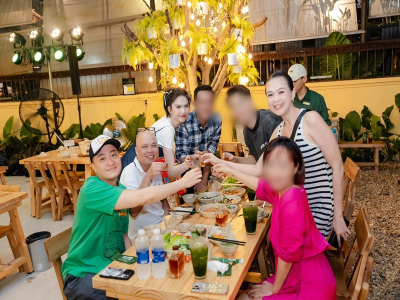 Ngọc Trinh vẫn thường xuyên gặp gỡ các đồng nghiệp. Ảnh: FB Ngọc Trinh.