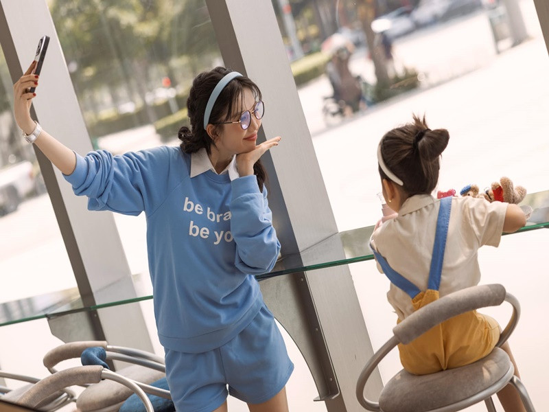 Ngọc Trinh và con gái nuôi đang sống trong biệt thự 24 tỷ. Ảnh: FB Ngọc Trinh.