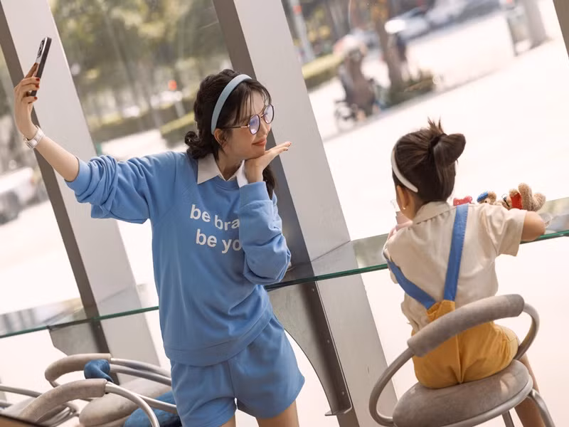 Ngọc Trinh và con gái nuôi đang sống trong biệt thự 24 tỷ. Ảnh: FB Ngọc Trinh.