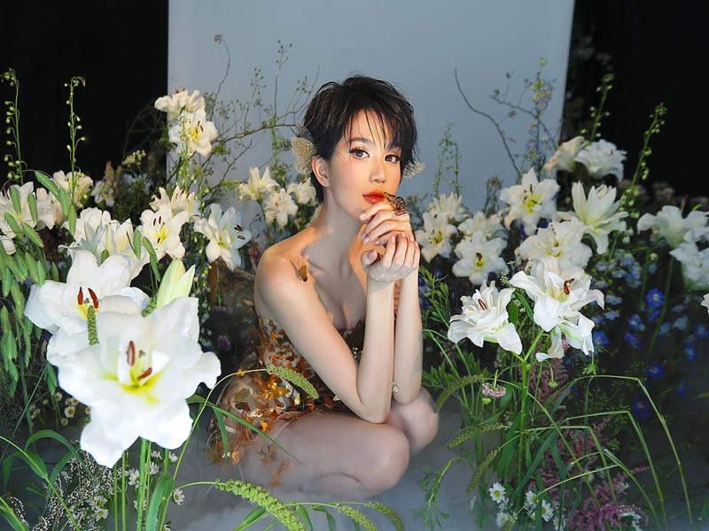 Nữ người mẫu liên tục thay đổi phong cách thời trang. Ảnh: FB Ngọc Trinh.